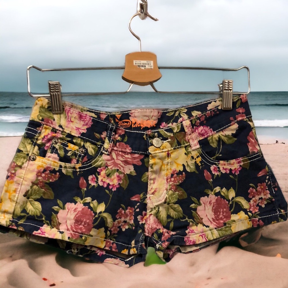 Pink elegance floral low‎ rise short shorts women’s junior size 28